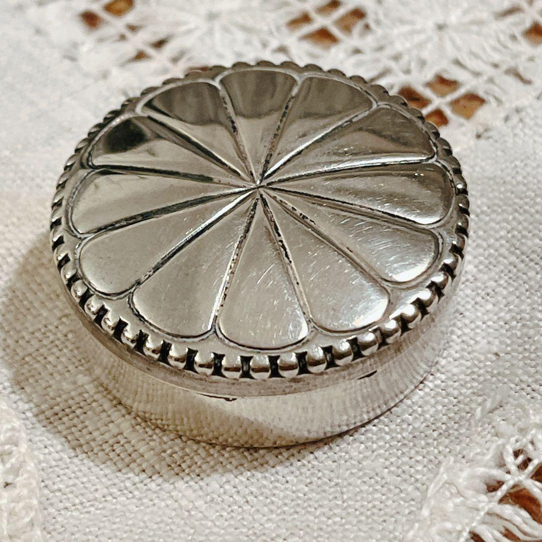 シルバー　シンプルで美しいピルケース