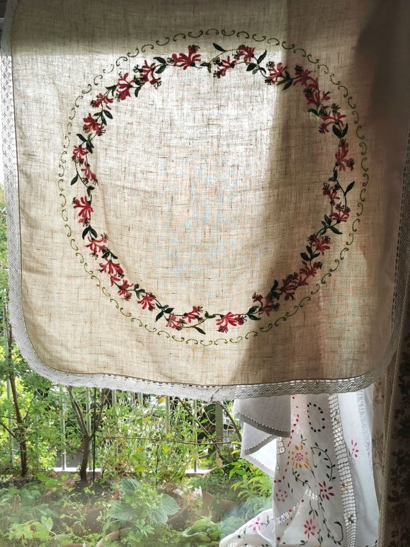 アンティークイギリスニードルワーク 紅花常磐万作 色糸刺繍 リネンクロシェクロス