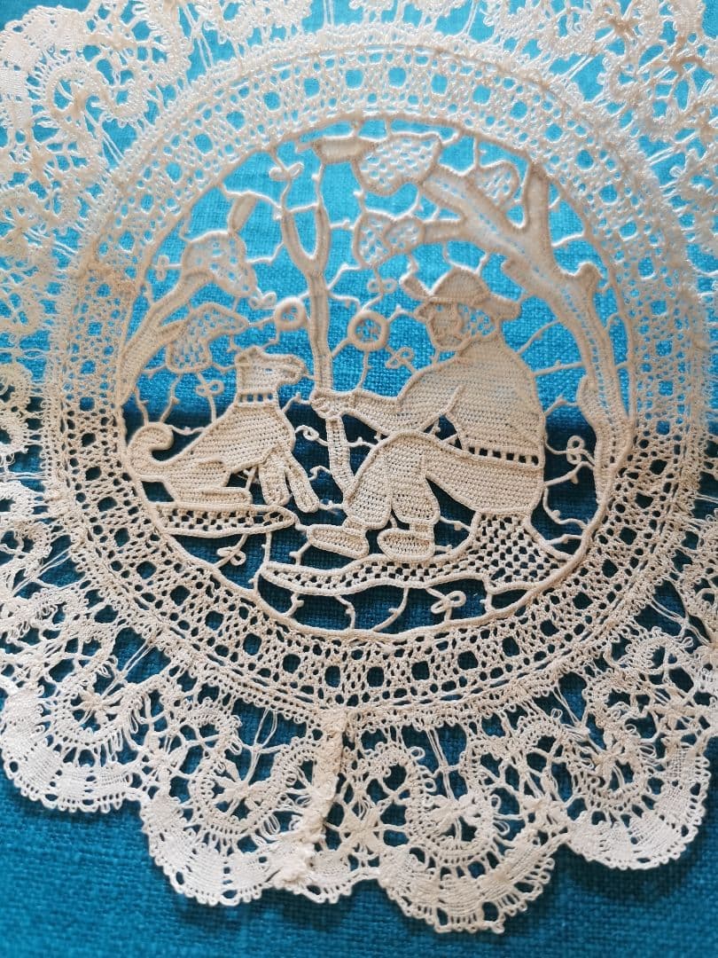 アンティーク ポワンドヴェニス 見つめ合う犬と人 美しいニードルレースドイリー