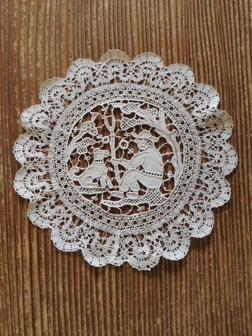 アンティーク ポワンドヴェニス 見つめ合う犬と人 美しいニードルレースドイリー