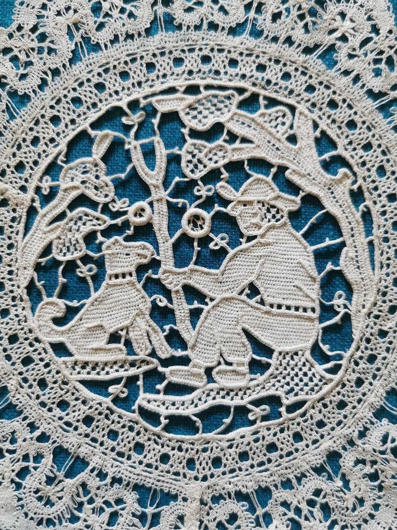 アンティーク ポワンドヴェニス 見つめ合う犬と人 美しいニードルレースドイリー