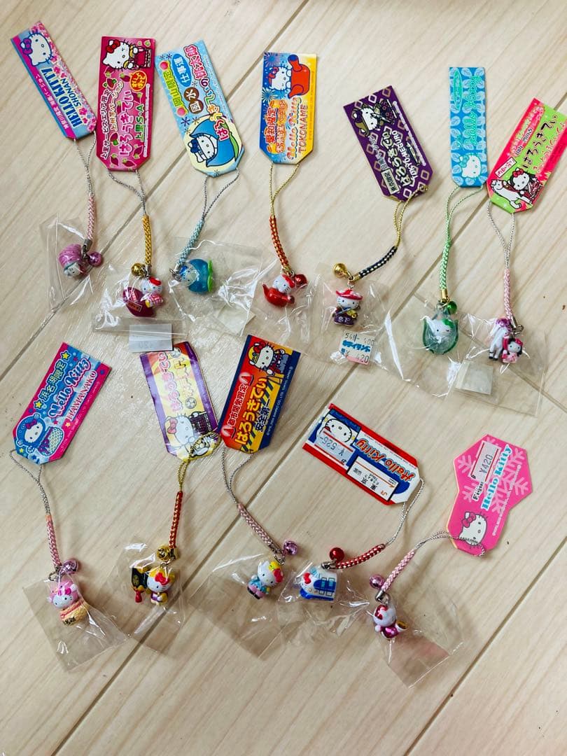 楽一番01様　キティ　ご当地　根付け60個　レトロ　キーホルダー　アルバム