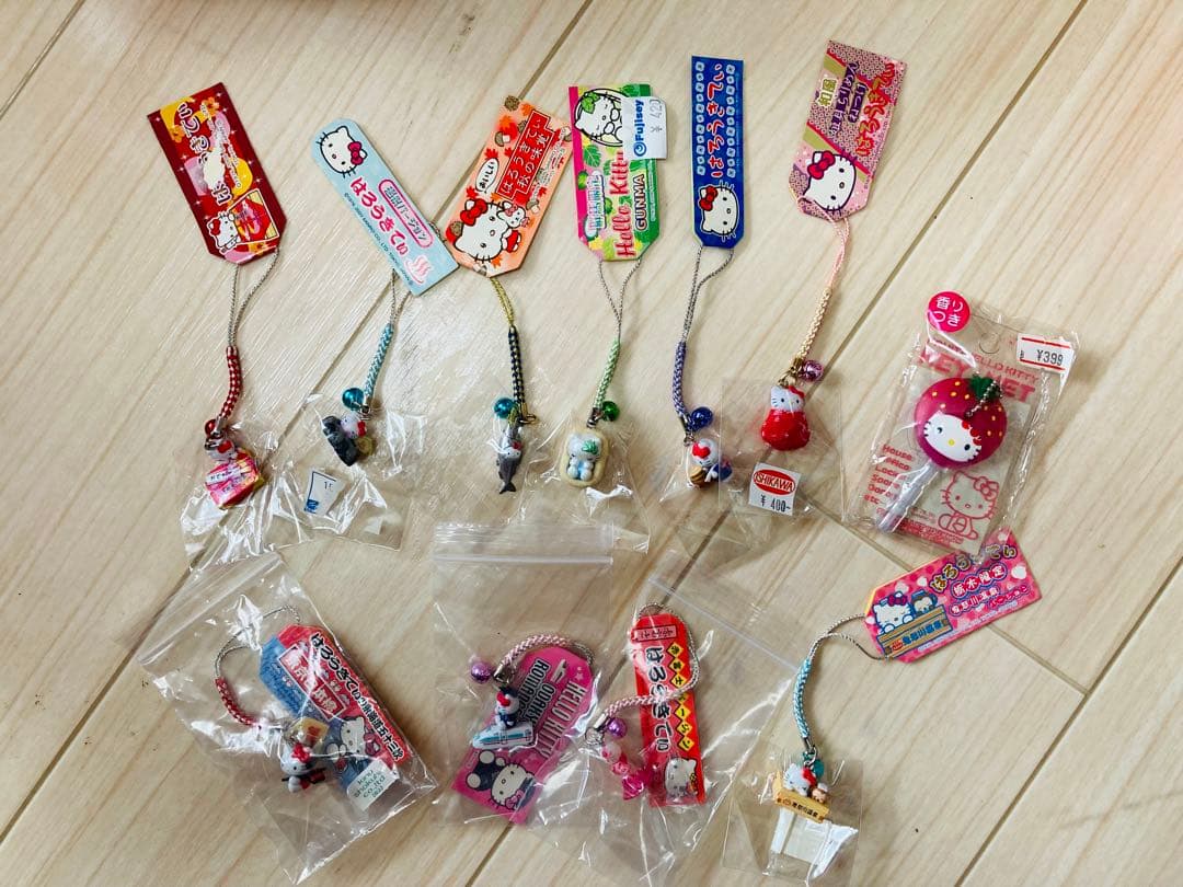楽一番01様　キティ　ご当地　根付け60個　レトロ　キーホルダー　アルバム