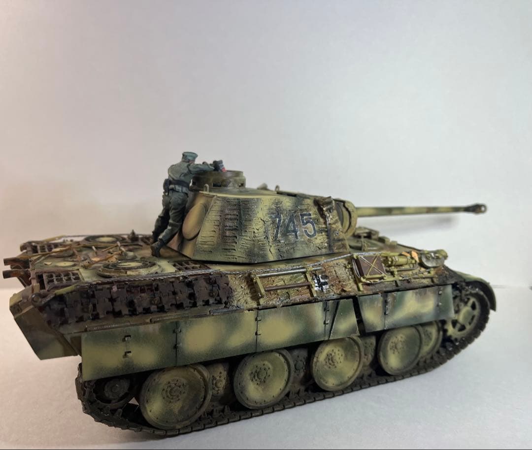 1/35 タミヤ。ドイツパンサーd型。ツインメリット加工。搭乗員2名付き。