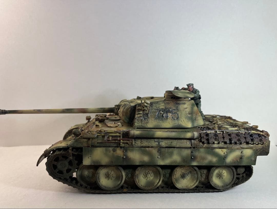 1/35 タミヤ。ドイツパンサーd型。ツインメリット加工。搭乗員2名付き。