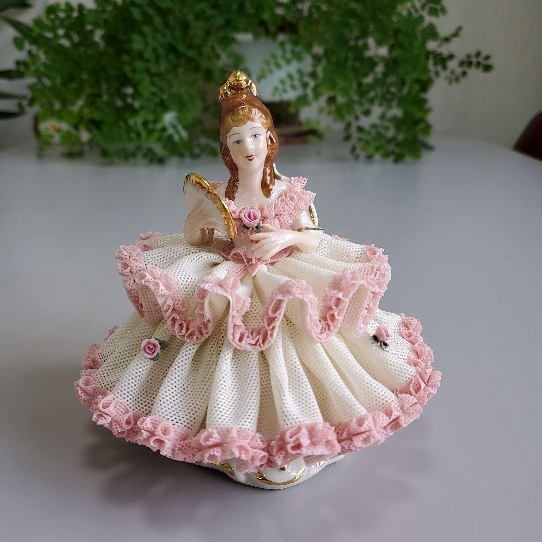 カポディモンテ　椅子に座ったレ―スド―ル（陶磁器） 約13cm