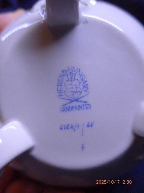 全て手彩色のヘレンドのアポニーグリーンの豪華な脚付き菓子器です。フィニアルは苺