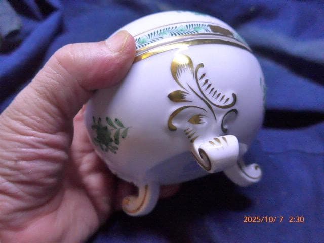 全て手彩色のヘレンドのアポニーグリーンの豪華な脚付き菓子器です。フィニアルは苺