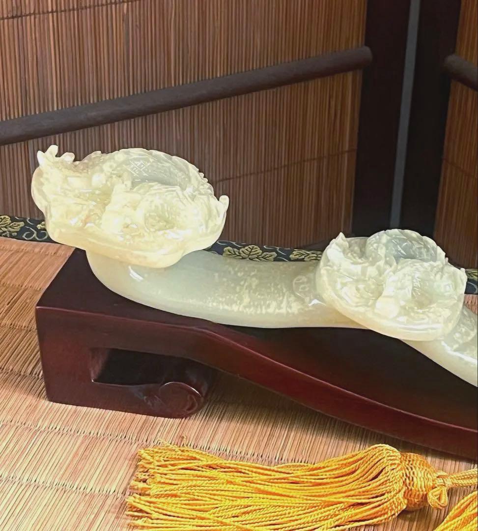 古翡翠 緑砡石 龍蝙蝠刻 如意 台座付き