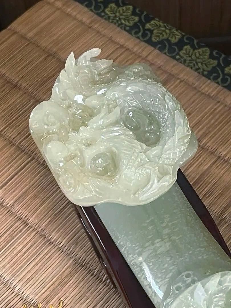 古翡翠 緑砡石 龍蝙蝠刻 如意 台座付き
