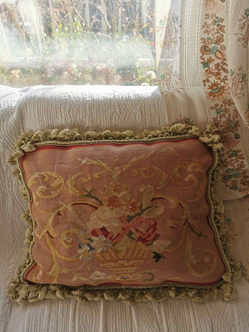 アンティークフランス オービュッソン織 花器モチーフ タッセル付クッションカバー