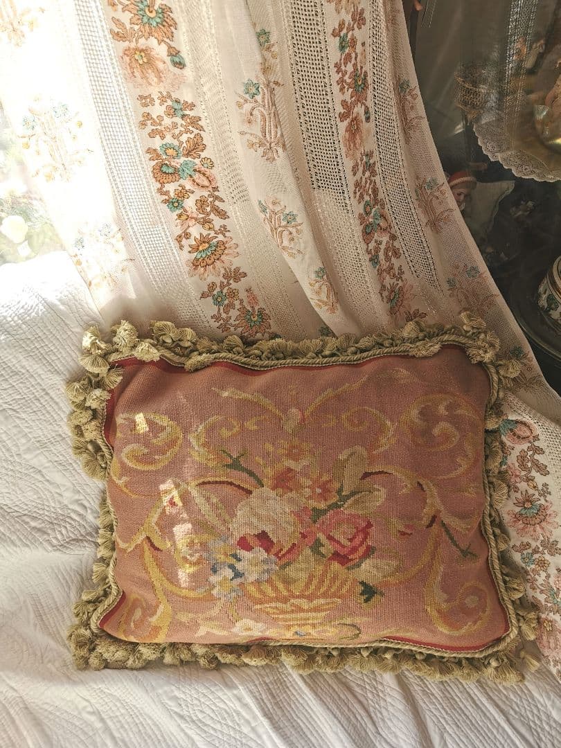 アンティークフランス オービュッソン織 花器モチーフ タッセル付クッションカバー