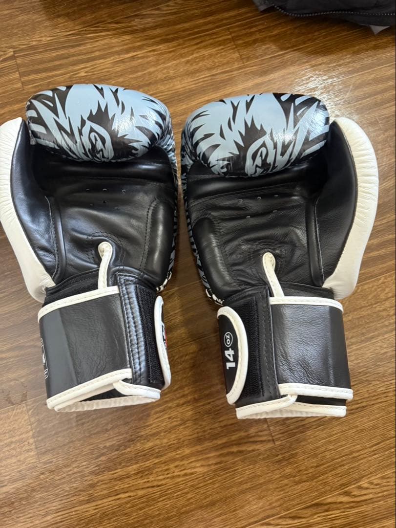 希少柄　ドラゴンシリーズ　TWINS ボクシンググローブ 14 OZ