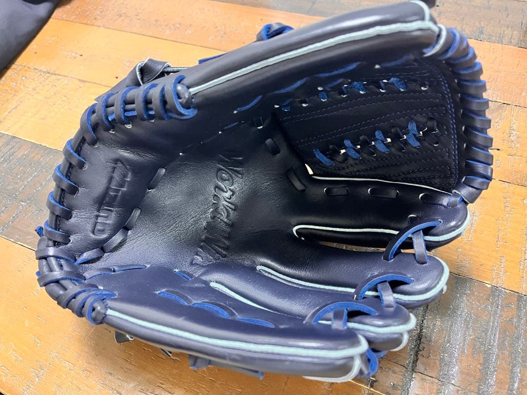 横浜denaベイスターズ　三浦大輔監督サイン入り グローブ