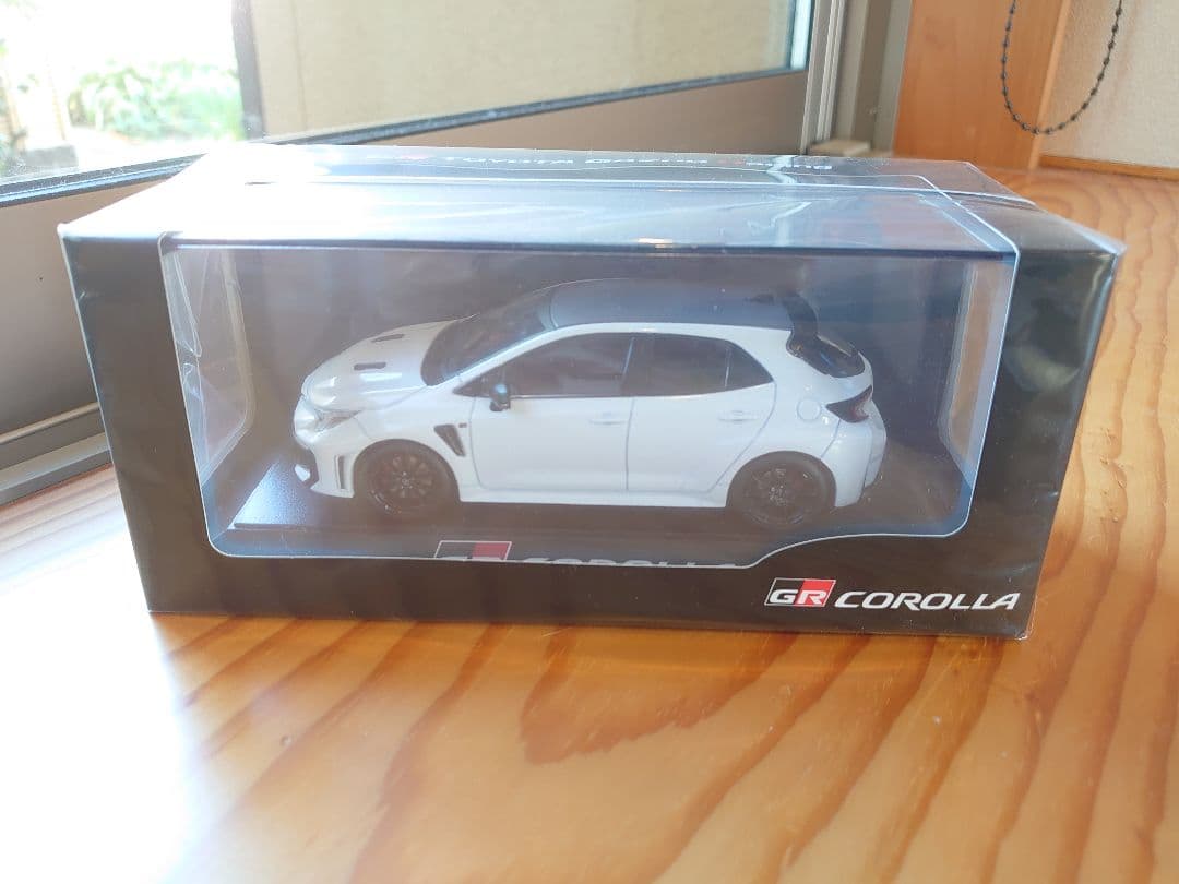 【SALE】トヨタ　GRカローラ　カラーサンプル　プラチナホワイトパールマイカ