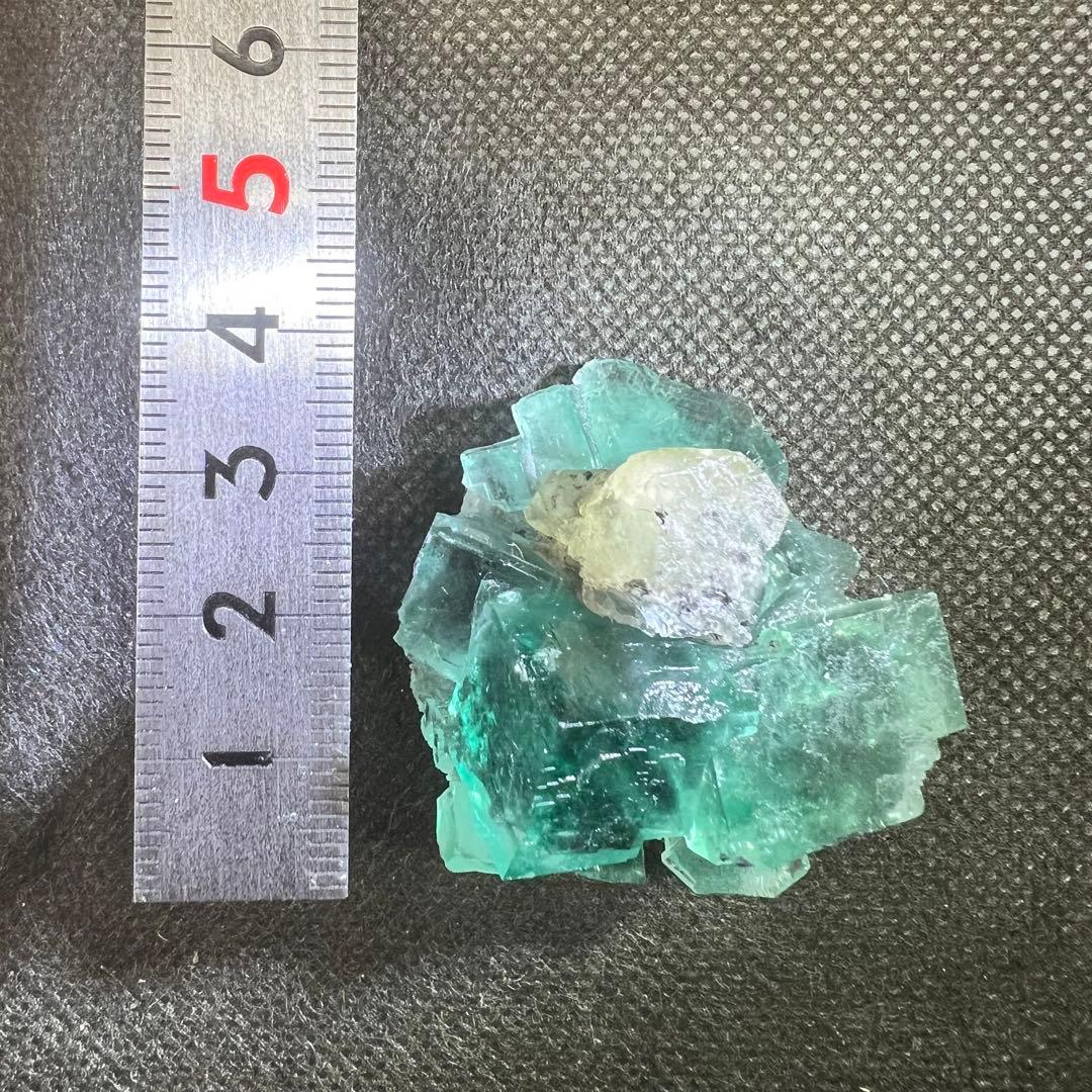 ヤオガンシャン産　カルサイト共生「孔雀緑」「ピーコックグリーン」フローライト