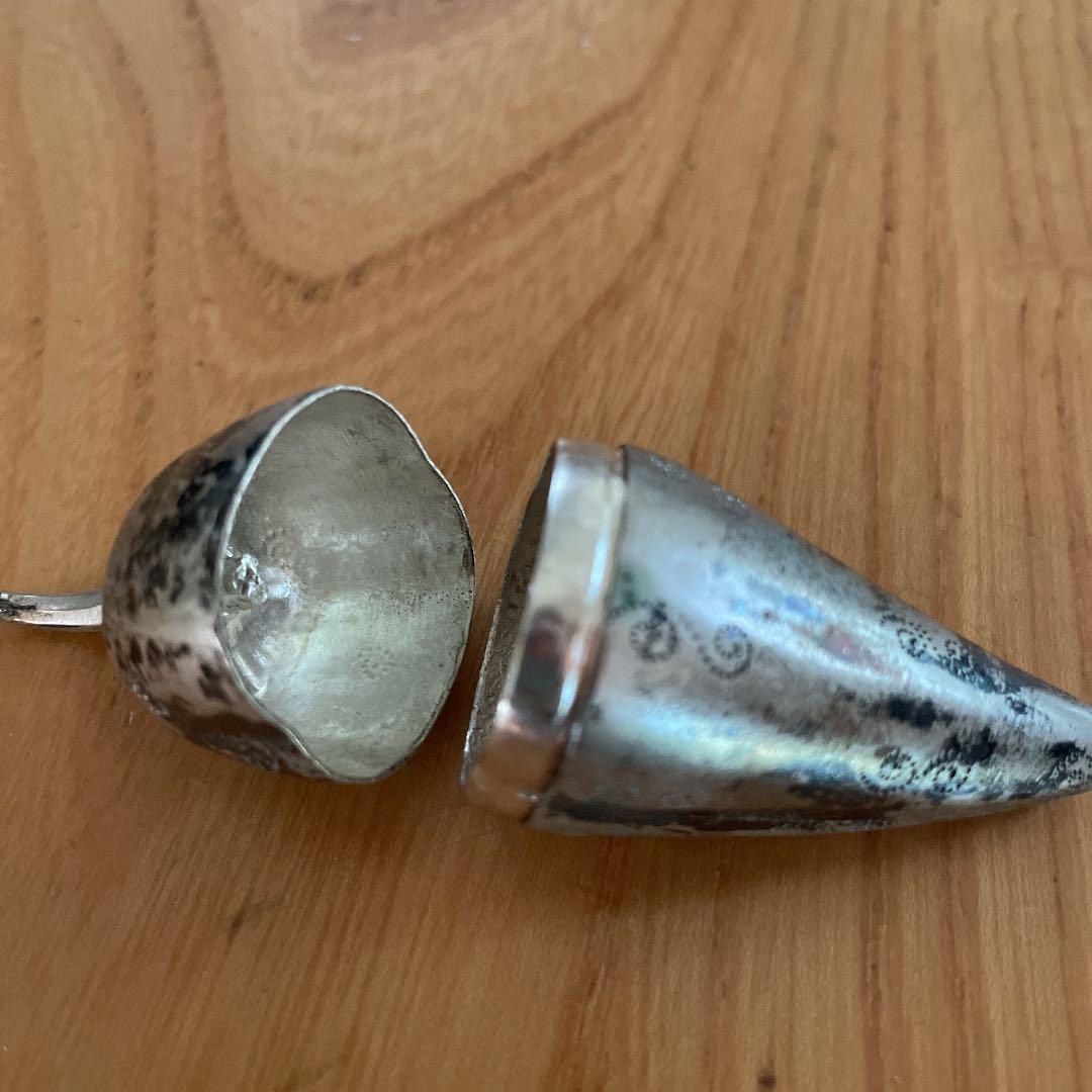 シルバーのピルケース？唐辛子