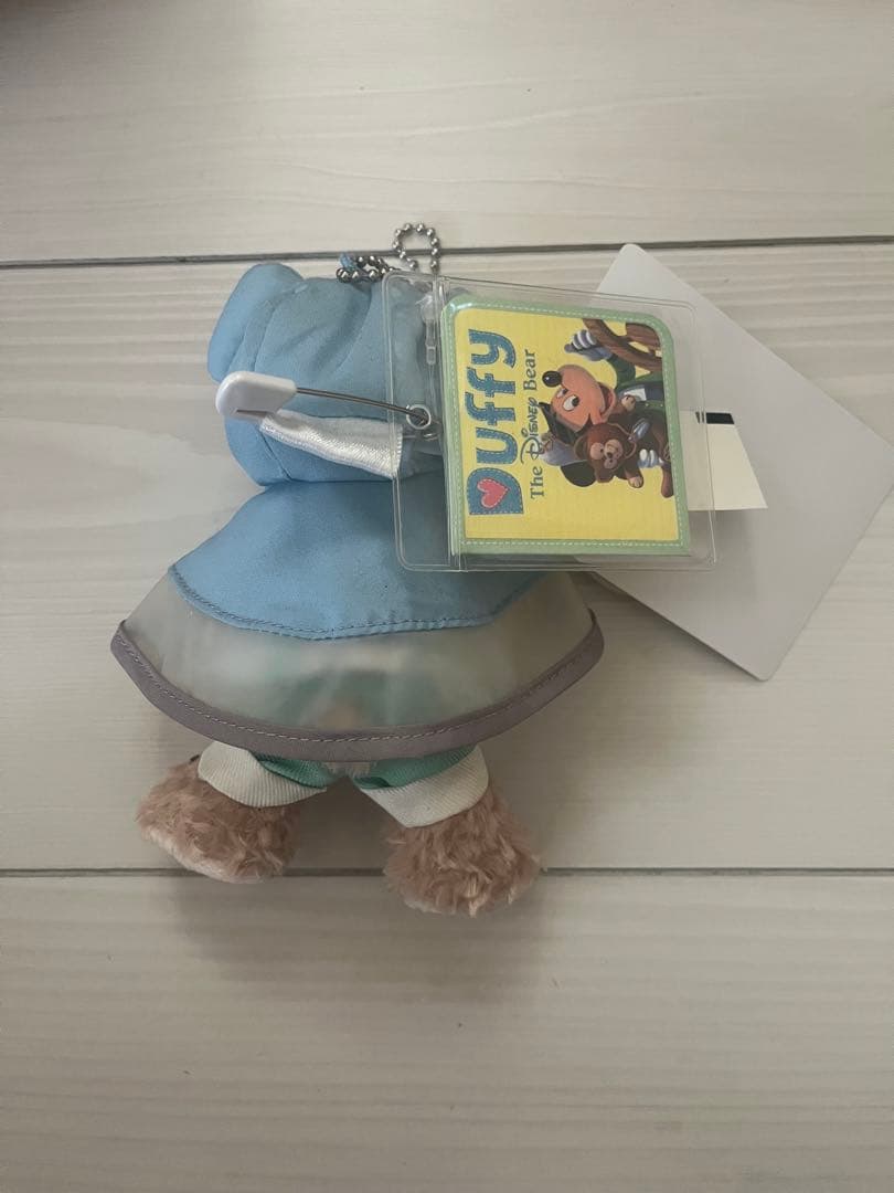 【タグ付き新品未使用】ダッフィー ぬいぐるみバッジ　レインコート　レイニーデイズ