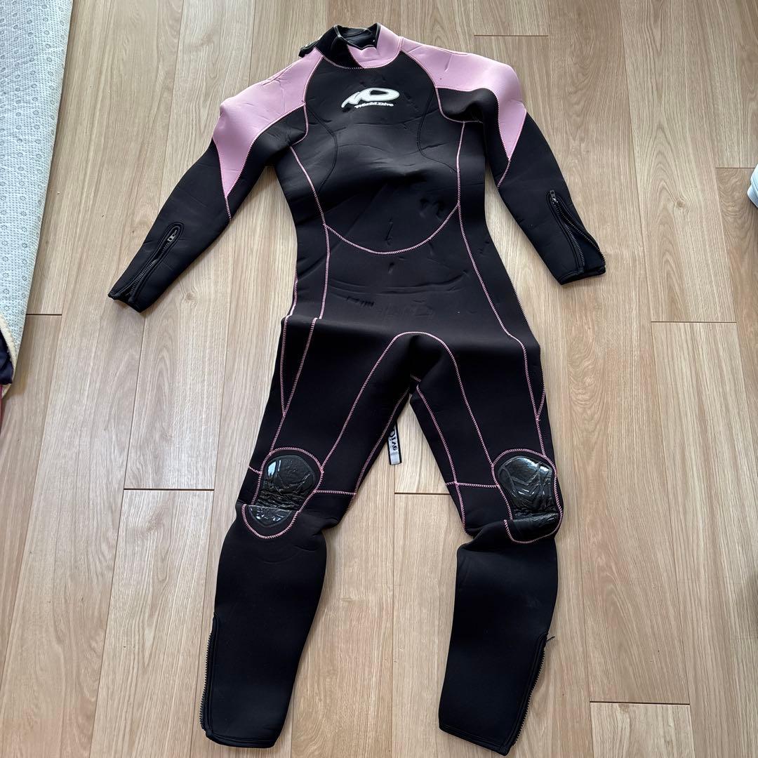 ウェットスーツ、ドライスーツ、ケースの3点セット