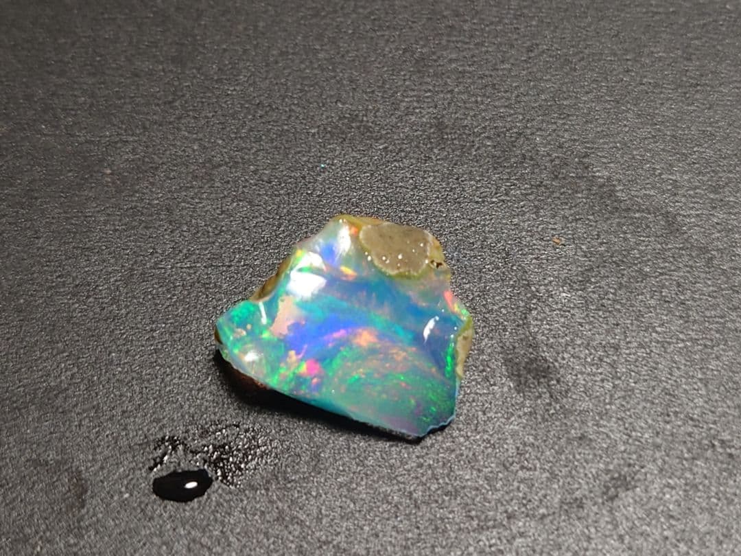 エチオピアウェロ産　チョークオパール　原石　鉱物標本　虹