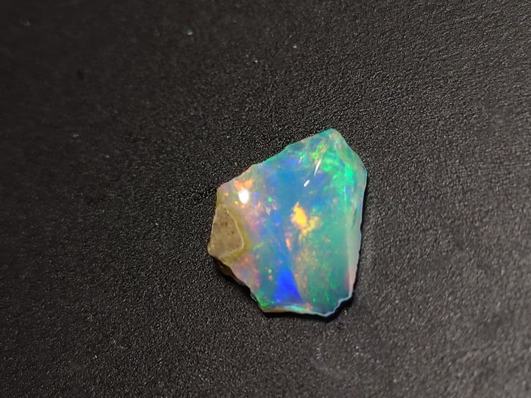 エチオピアウェロ産　チョークオパール　原石　鉱物標本　虹
