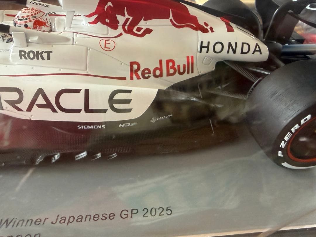 スパーク製　1/18 レッドブルRB21 日本GP フェルスタッペン車