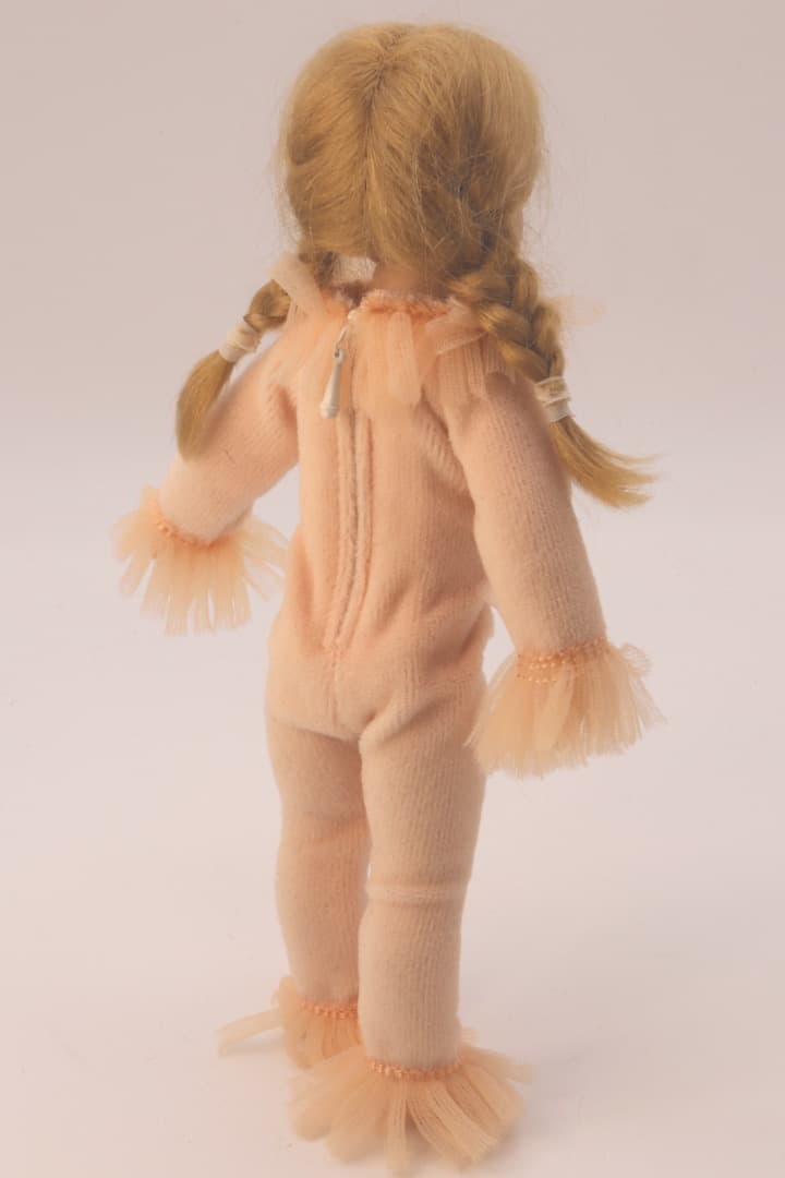 riley & Jingles ピンクのロンパースを着た女の子ドール19cm