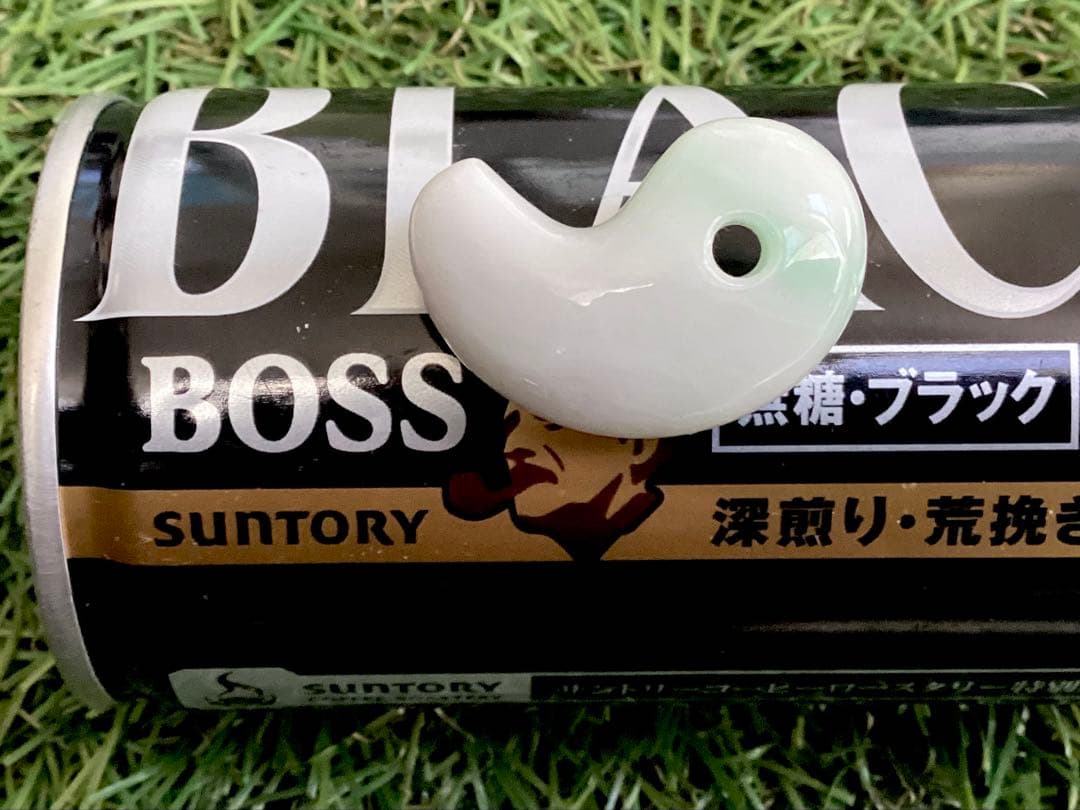 ✳premiumシリーズ一流の勾玉　糸魚川翡翠　再結晶線入り　御守りに鑑別書付‼️