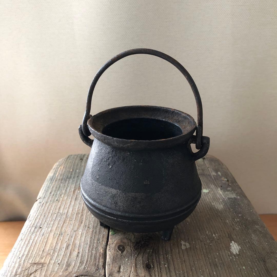 古い小さな鉄鍋（釜）　三ツ足　蓋付き　アンティーク　フランス　蚤の市　no.99