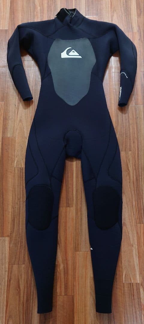 Quiksilver ブラック フルスーツ　4✕3ミリ