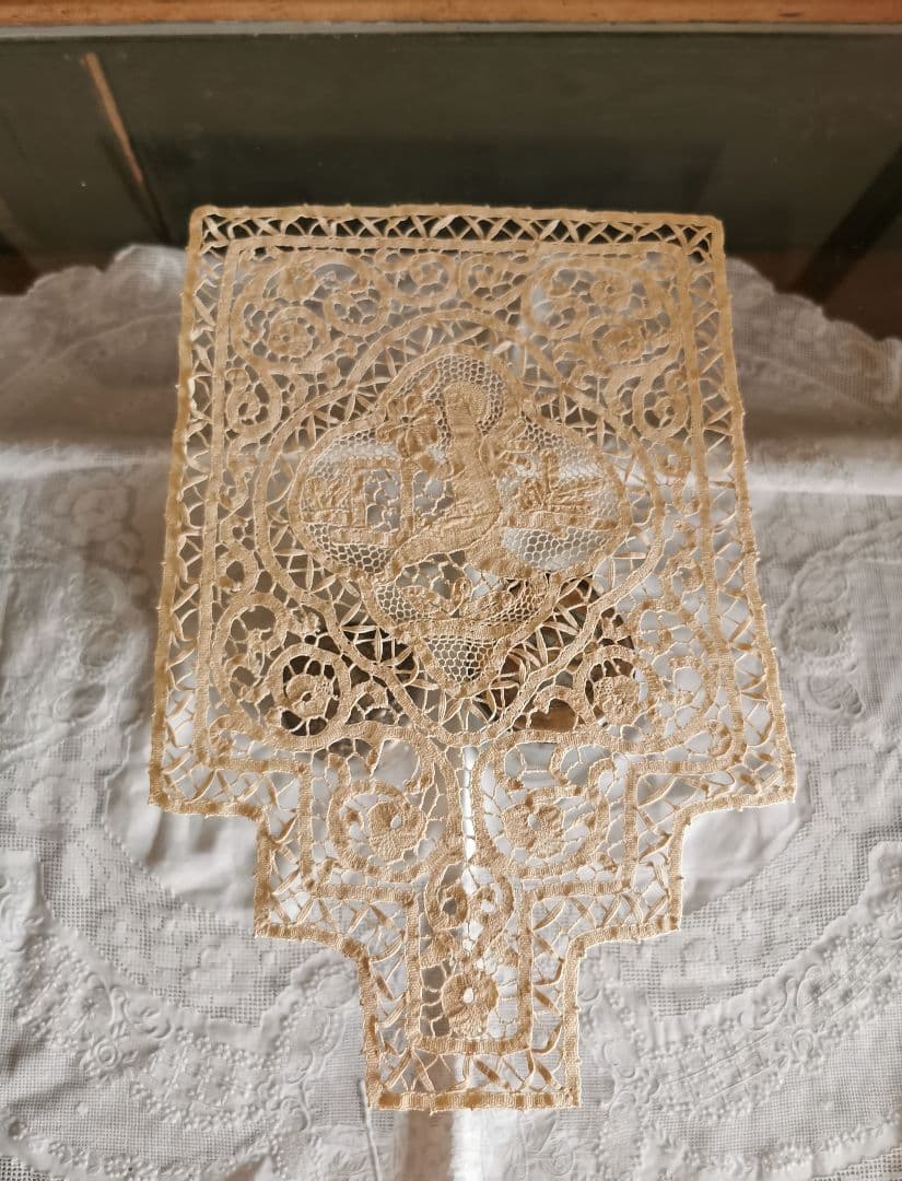 アンティークイタリア カントゥーレース 花を運ぶ草原のエンジェル トレイクロス