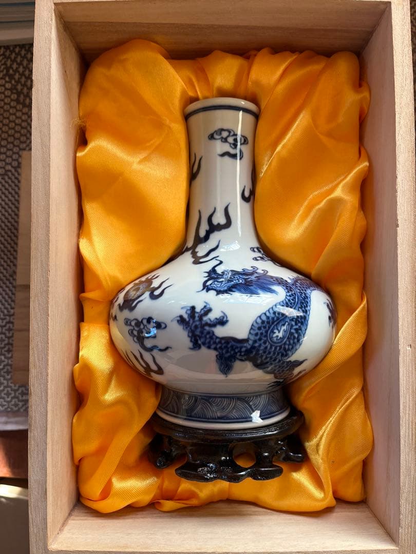 青白磁龍絵の景徳鎮・陶磁壺　「中日文化研究所創立六十周年記念」品