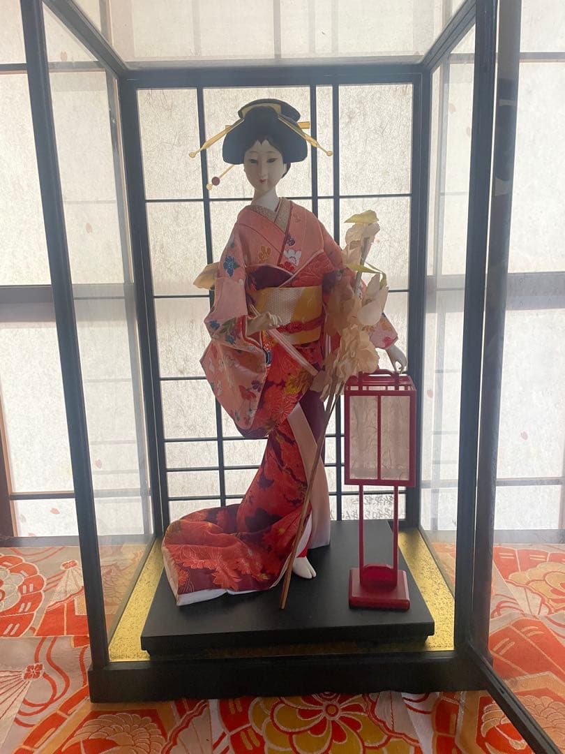 レトロ日本人形 赤色花柄着物 提灯付き　ガラスケース入り