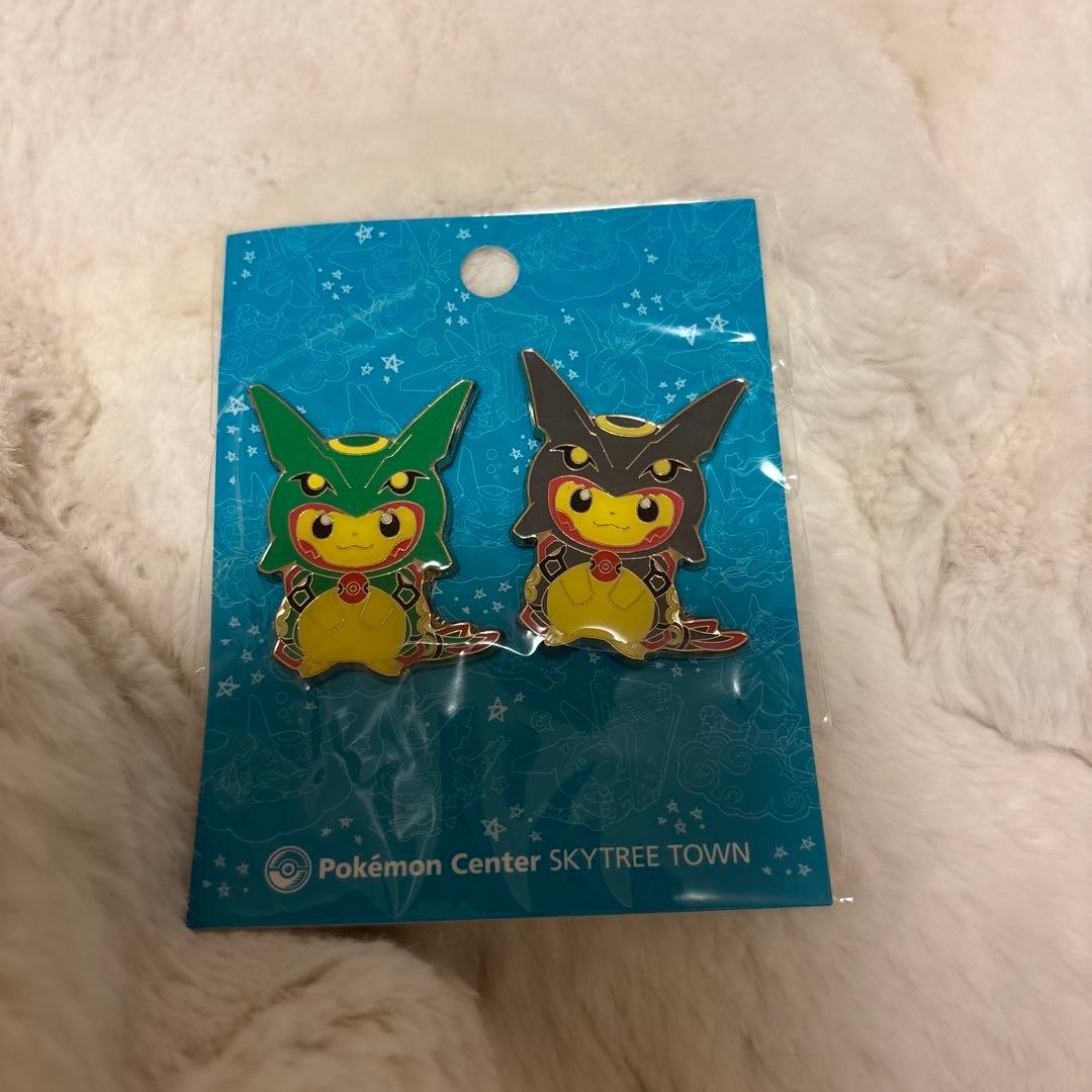 ポケモンセンターレックウザポンチョを着たピカチュウ　ピンズセット
