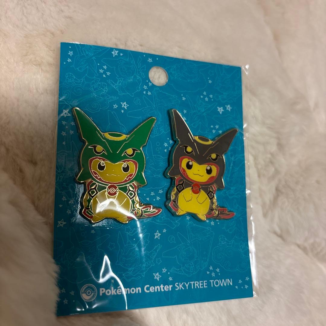 ポケモンセンターレックウザポンチョを着たピカチュウ　ピンズセット
