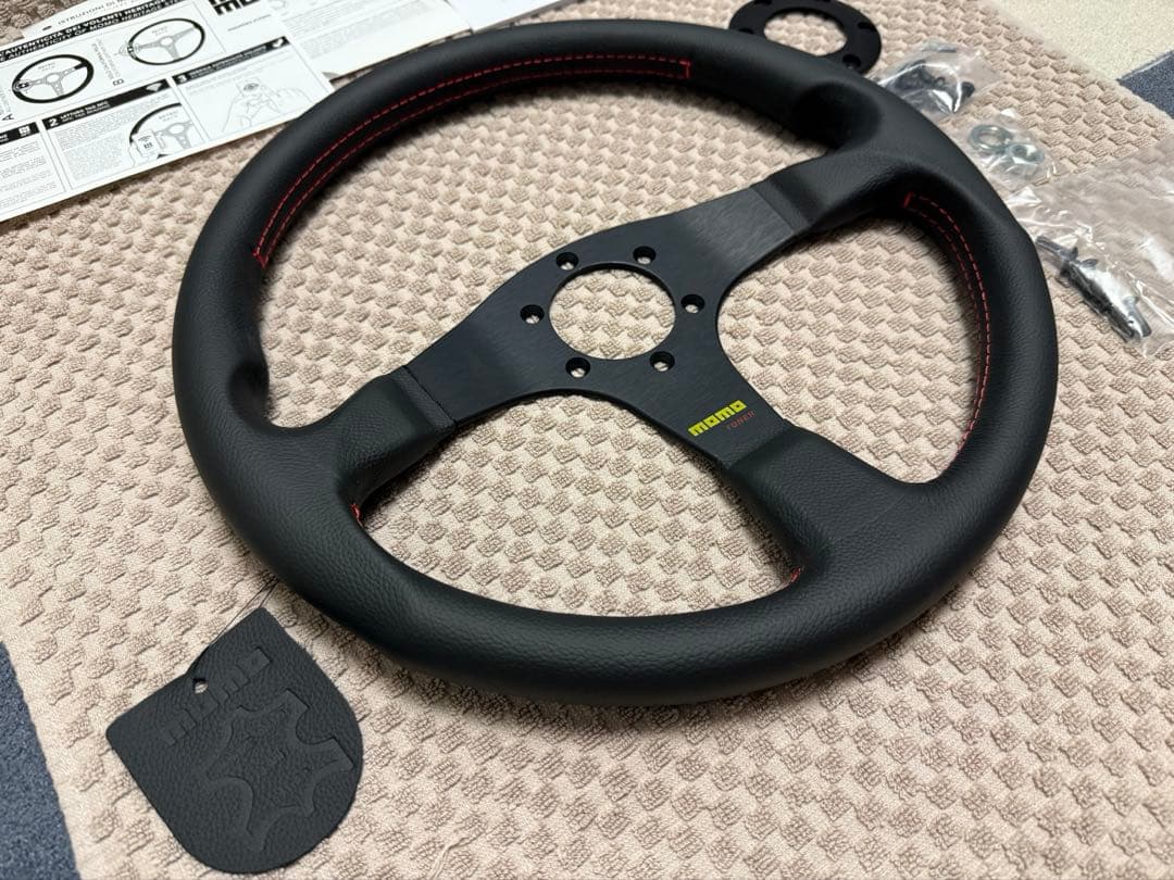 MOMO ステアリングホイール