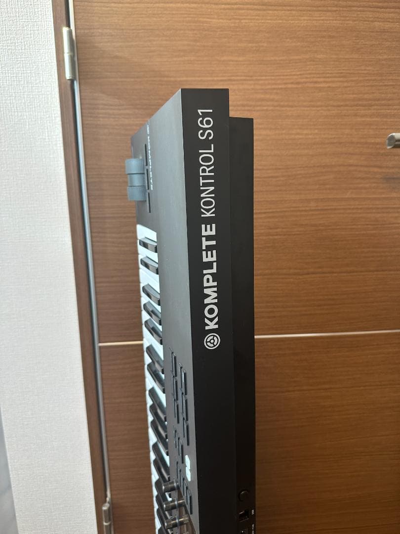 KOMPLETE KONTROL S61 MIDIキーボード