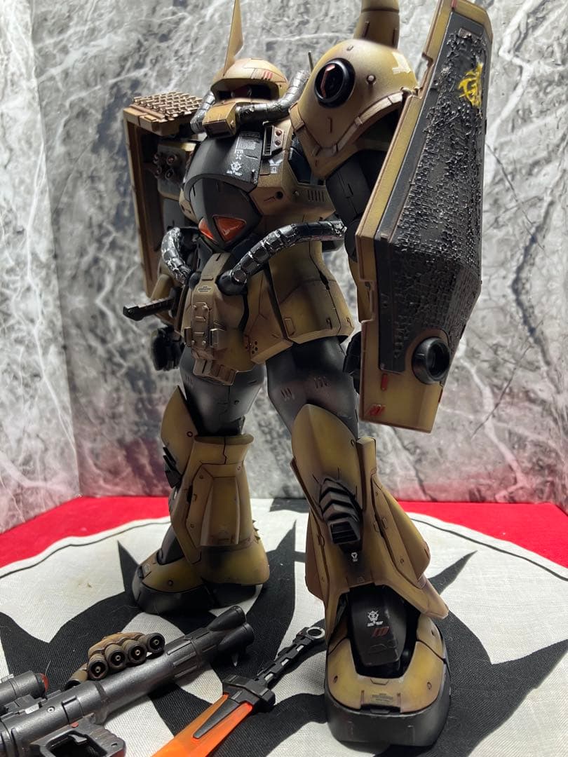 ガンプラ MG グフ　砂漠仕様　完成品