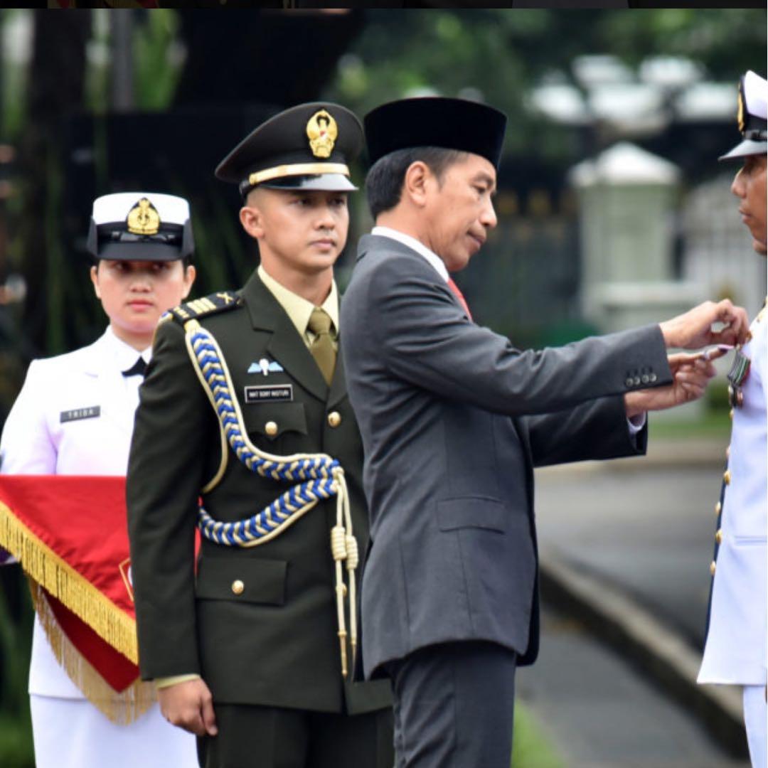 インドネシア国軍　陸軍の帽子2種とベルト　TNI