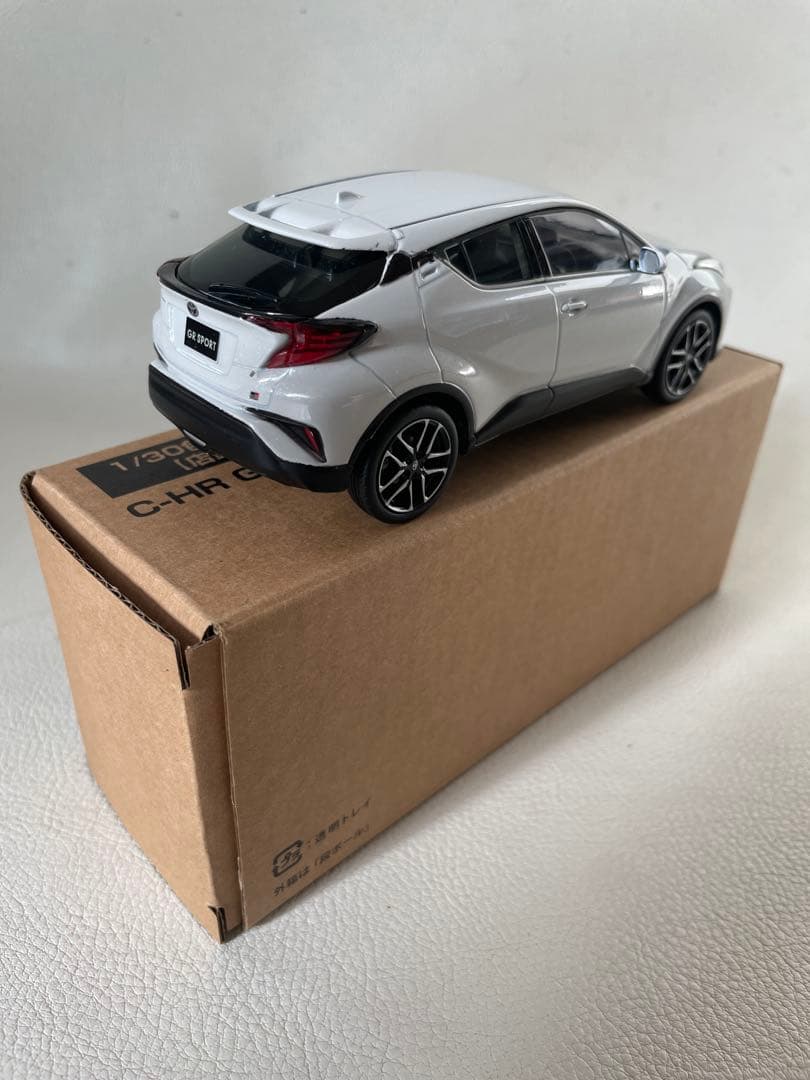 トヨタ C-HR GRスポーツ ① 070 ホワイトパールクリスタルシャイン