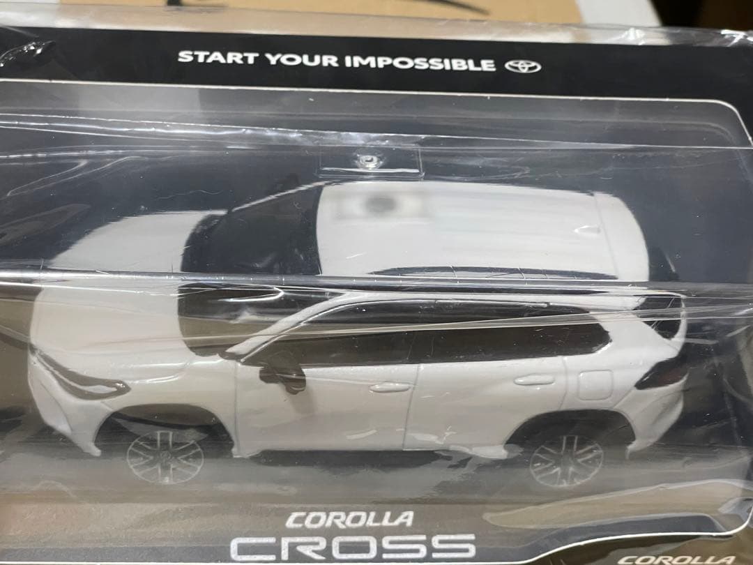 新型カローラクロス ミニカー ホワイトパール