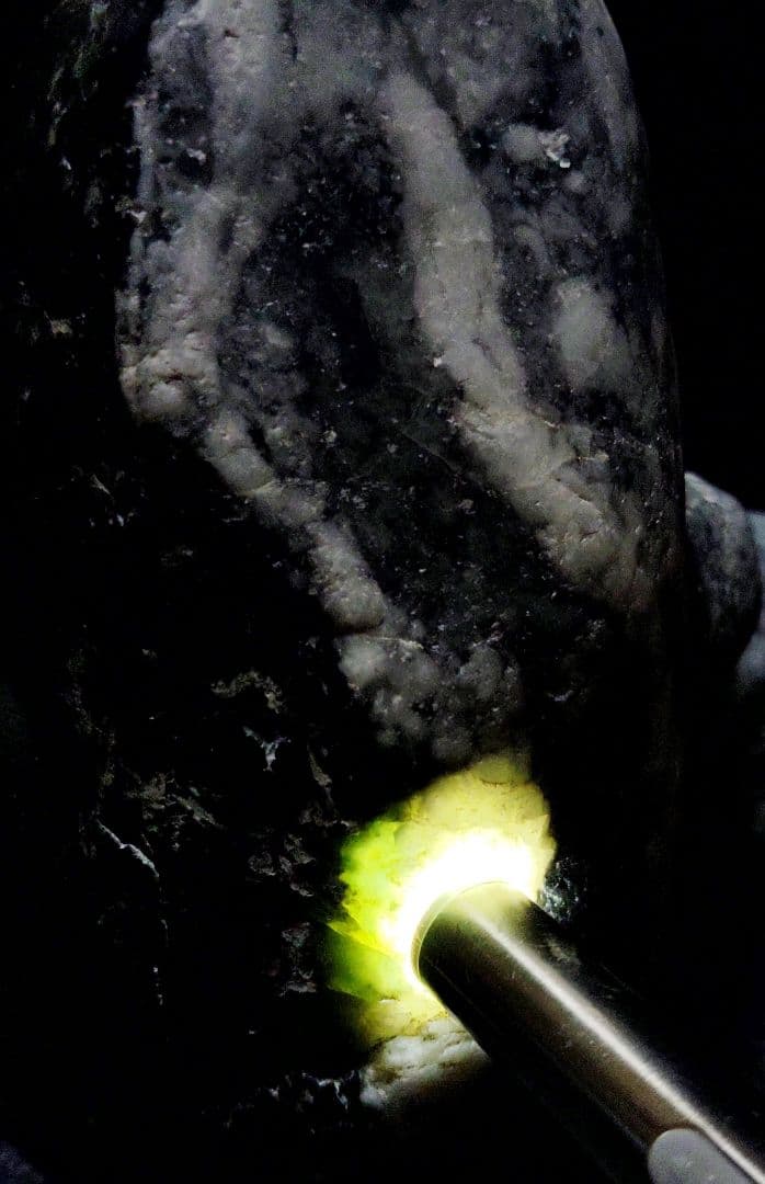 ★翡翠原石★糸魚川【コン・ザ・ワスーカル底カット3844ｇ】