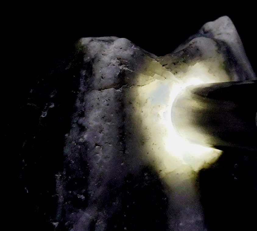 ★翡翠原石★糸魚川【コン・ザ・ワスーカル底カット3844ｇ】