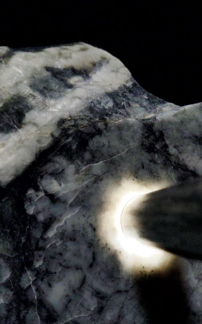 ★翡翠原石★糸魚川【コン・ザ・ワスーカル底カット3844ｇ】