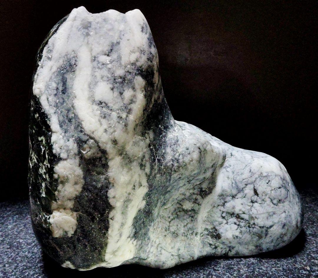 ★翡翠原石★糸魚川【コン・ザ・ワスーカル底カット3844ｇ】