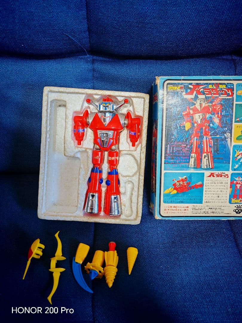 ロボットフィギュア 赤 武器パーツ付き