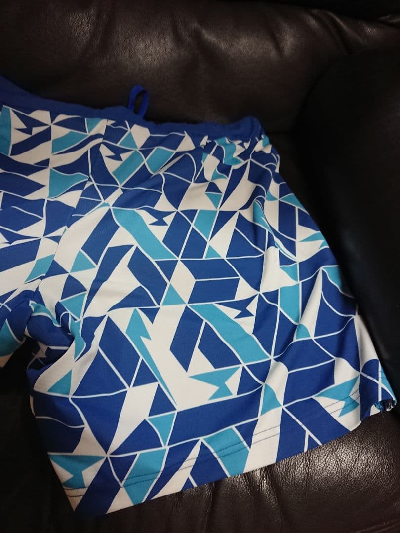 人気抜群。幾何学模様のスポーツパンツ