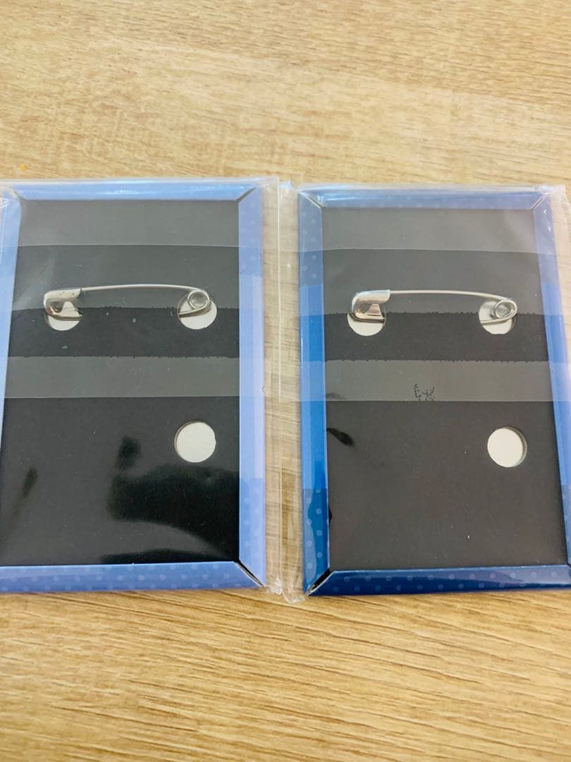 おそ松さん　カラ松　スーツ　裸　花　 18歳　スクエア缶バッジコレクション