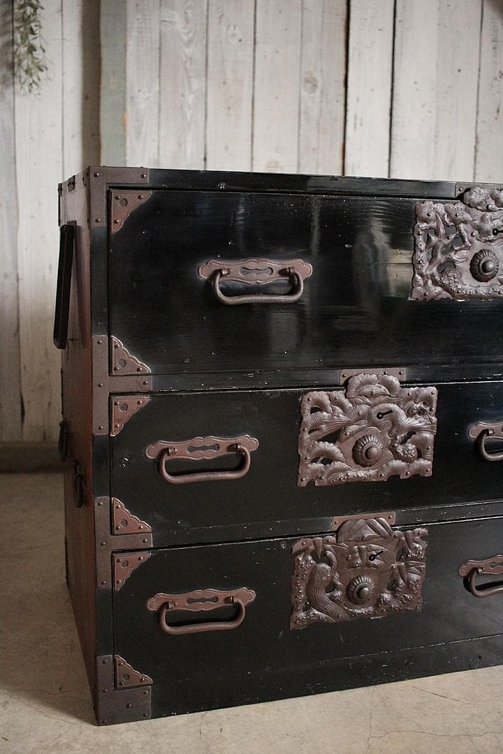 がんちゃん綺麗な打ち出し金具時代庄内箪笥　扉付き　時代箪笥　時代家具