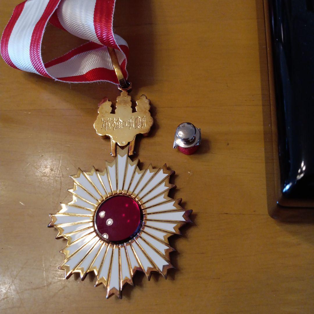 【超激レア】現行タイプ 旭日中綬章 H15制度改正後新型 旧勲三等 勲章 徽章